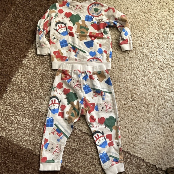 H&M holiday 2 piece outfit with very small stains on the neckline. - Picture 7 of 7